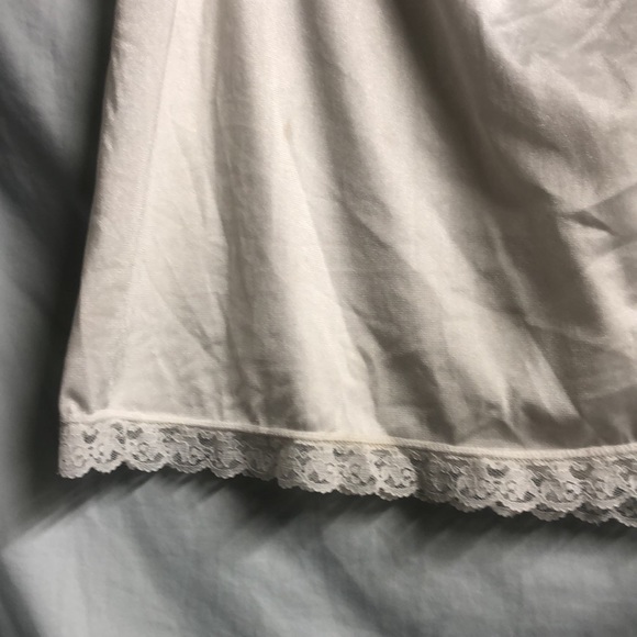 Girls size 12 very stretched out white lace trim mini slip - Picture 3 of 8